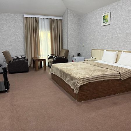 AEF Hotel Bakoe Buitenkant foto