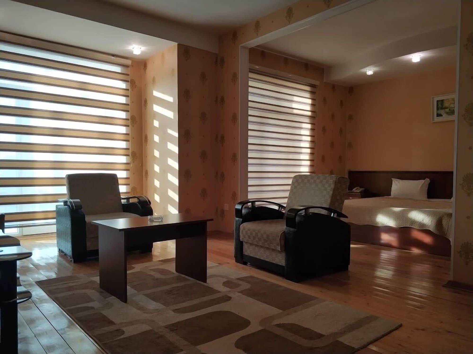 AEF Hotel Bakoe Buitenkant foto