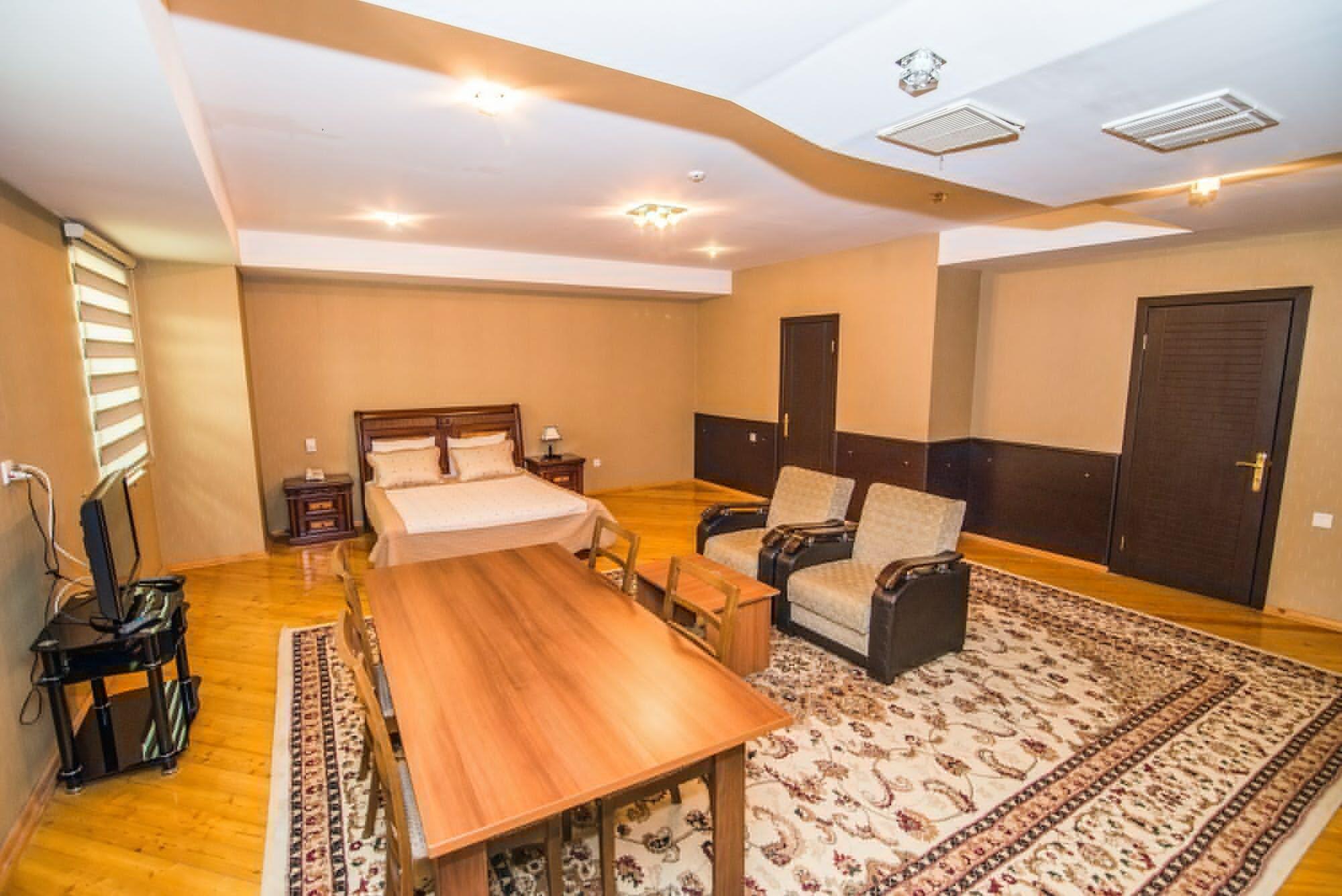 AEF Hotel Bakoe Buitenkant foto