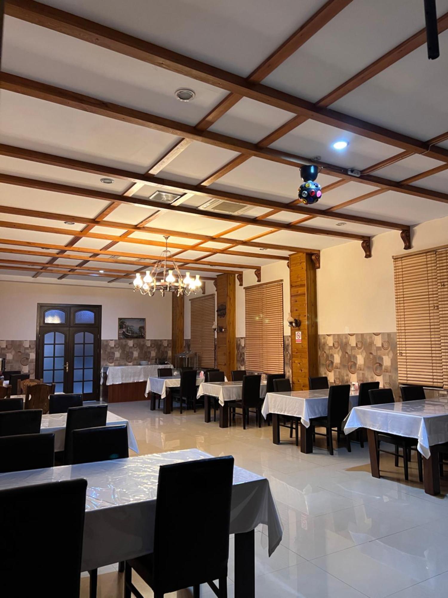 AEF Hotel Bakoe Buitenkant foto