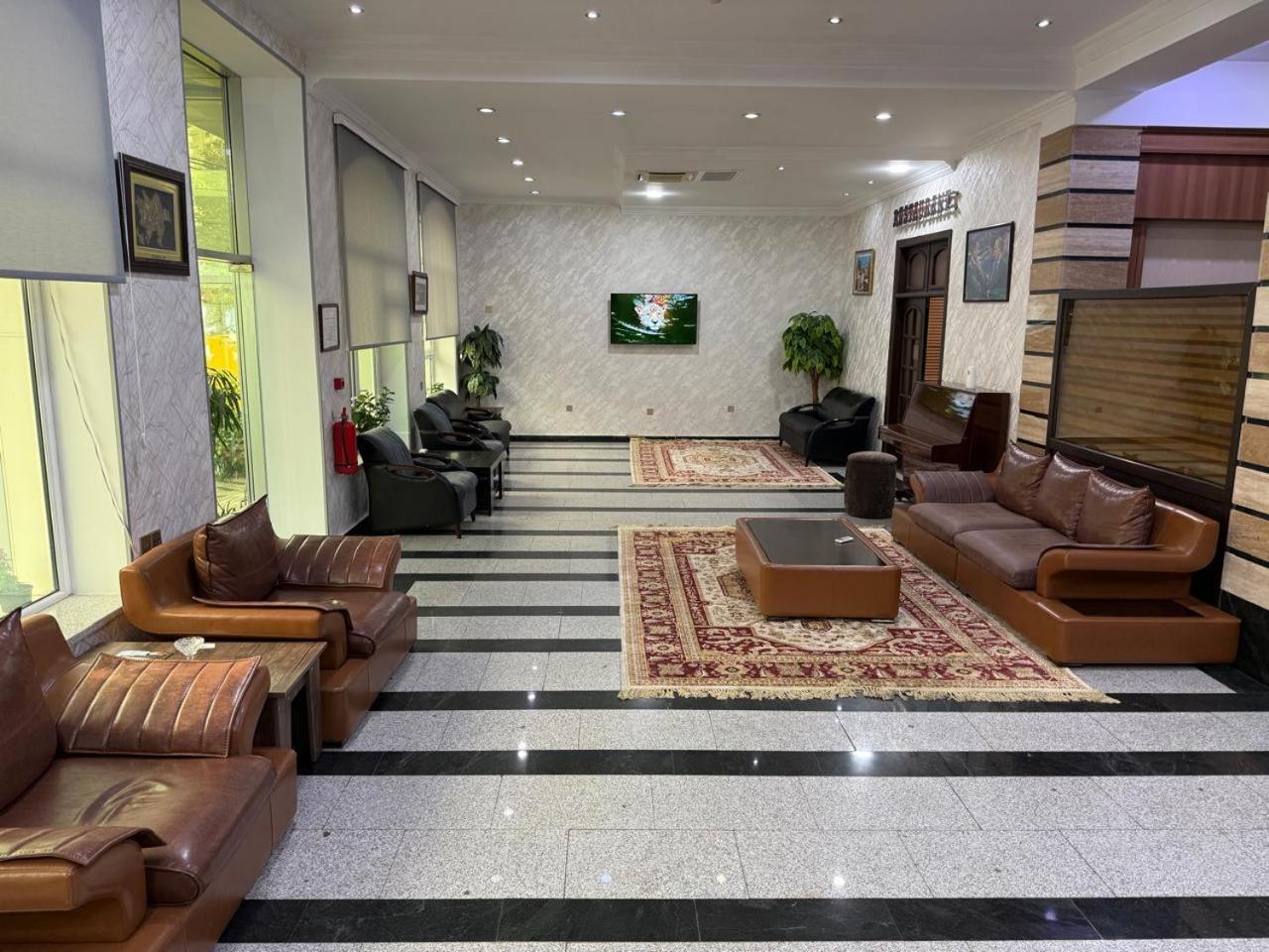 AEF Hotel Bakoe Buitenkant foto