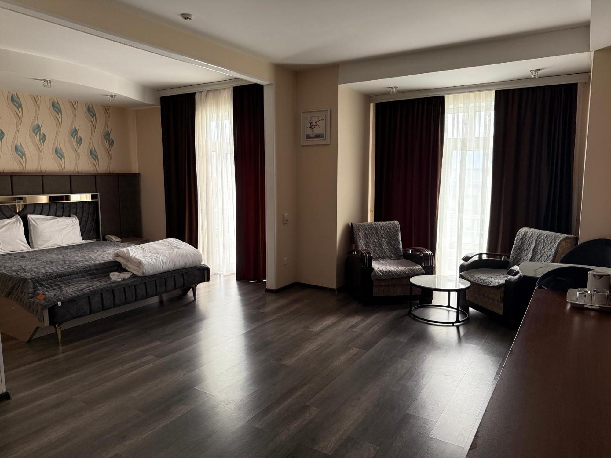 AEF Hotel Bakoe Buitenkant foto