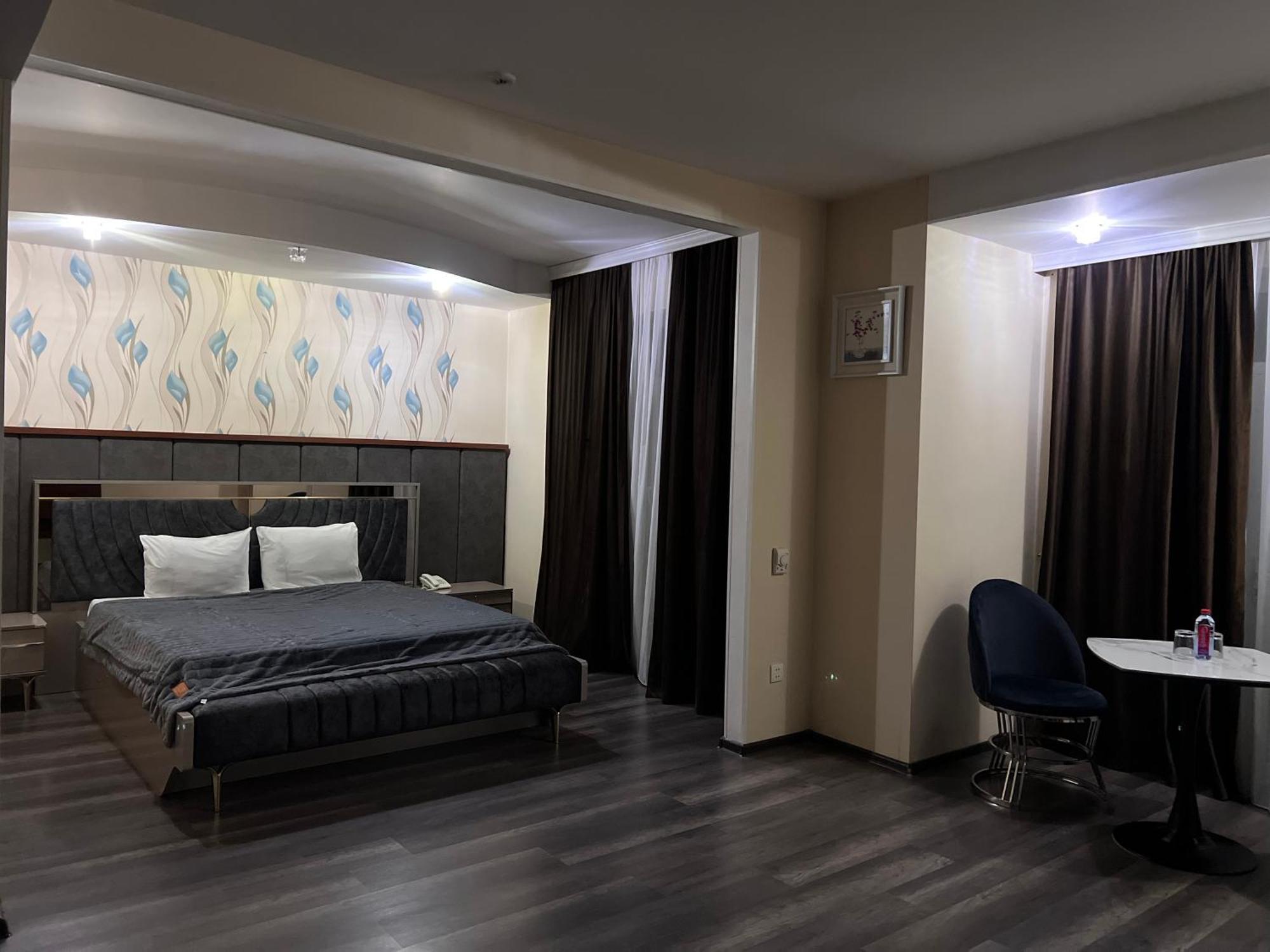 AEF Hotel Bakoe Buitenkant foto