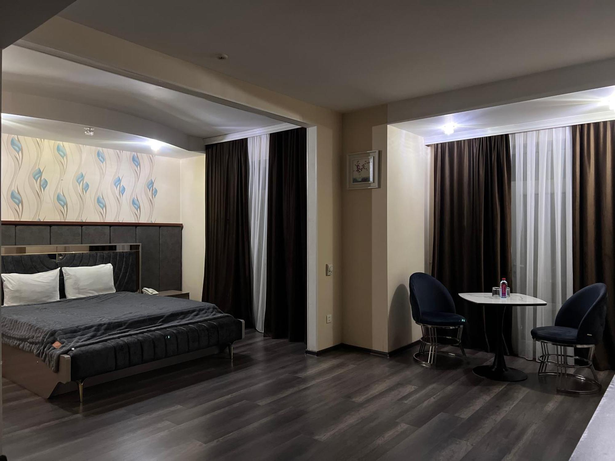 AEF Hotel Bakoe Buitenkant foto