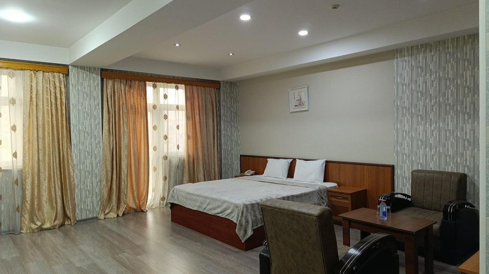 AEF Hotel Bakoe Buitenkant foto
