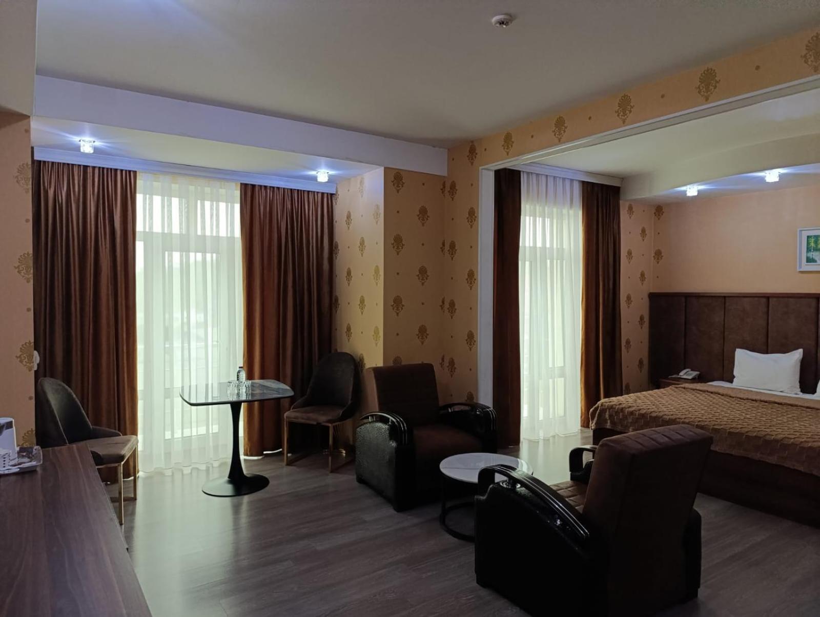 AEF Hotel Bakoe Buitenkant foto