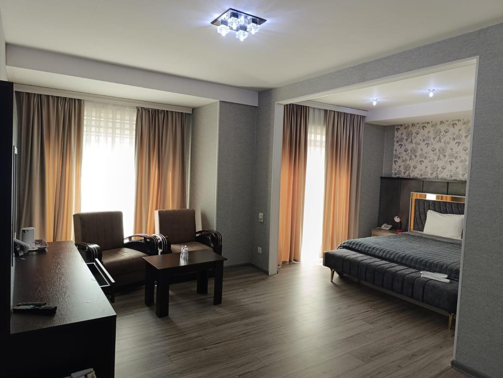 AEF Hotel Bakoe Buitenkant foto