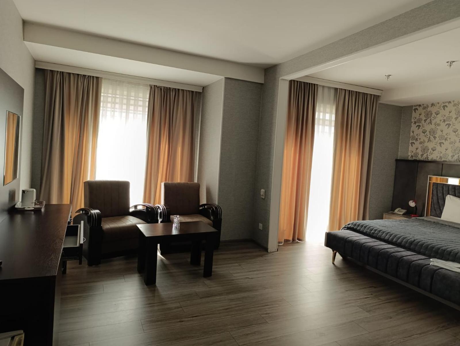 AEF Hotel Bakoe Buitenkant foto