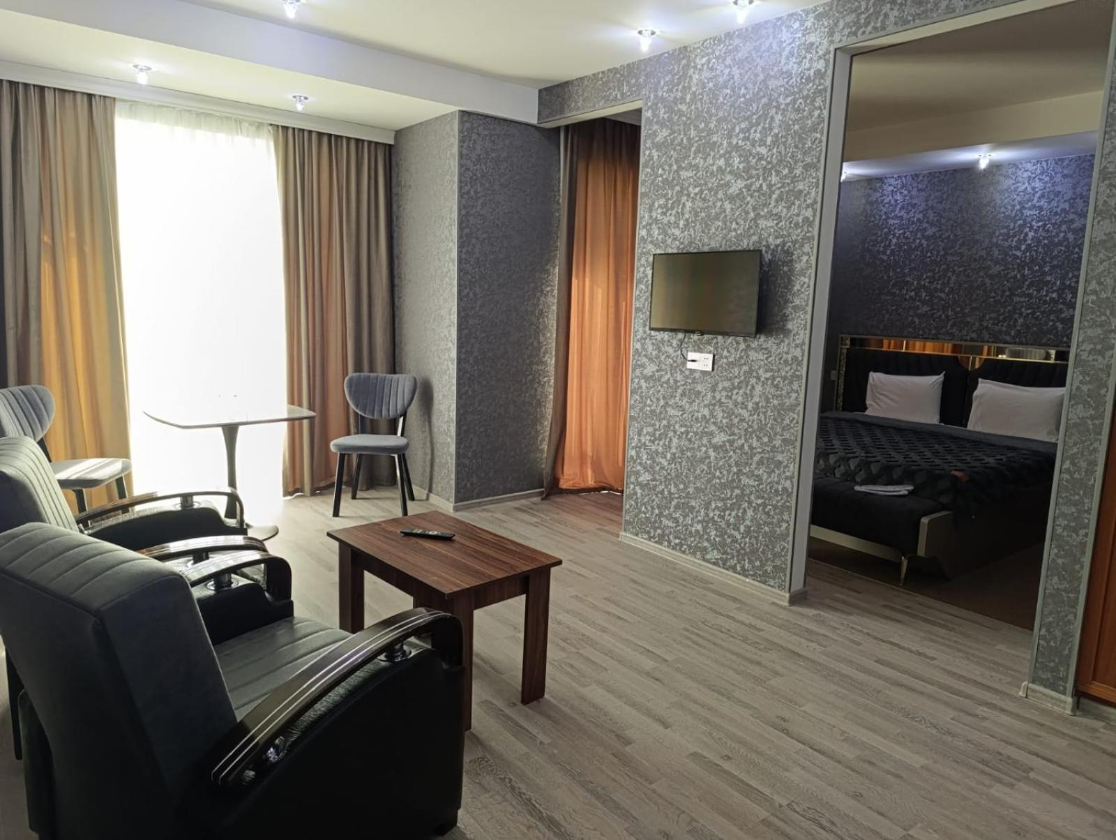AEF Hotel Bakoe Buitenkant foto