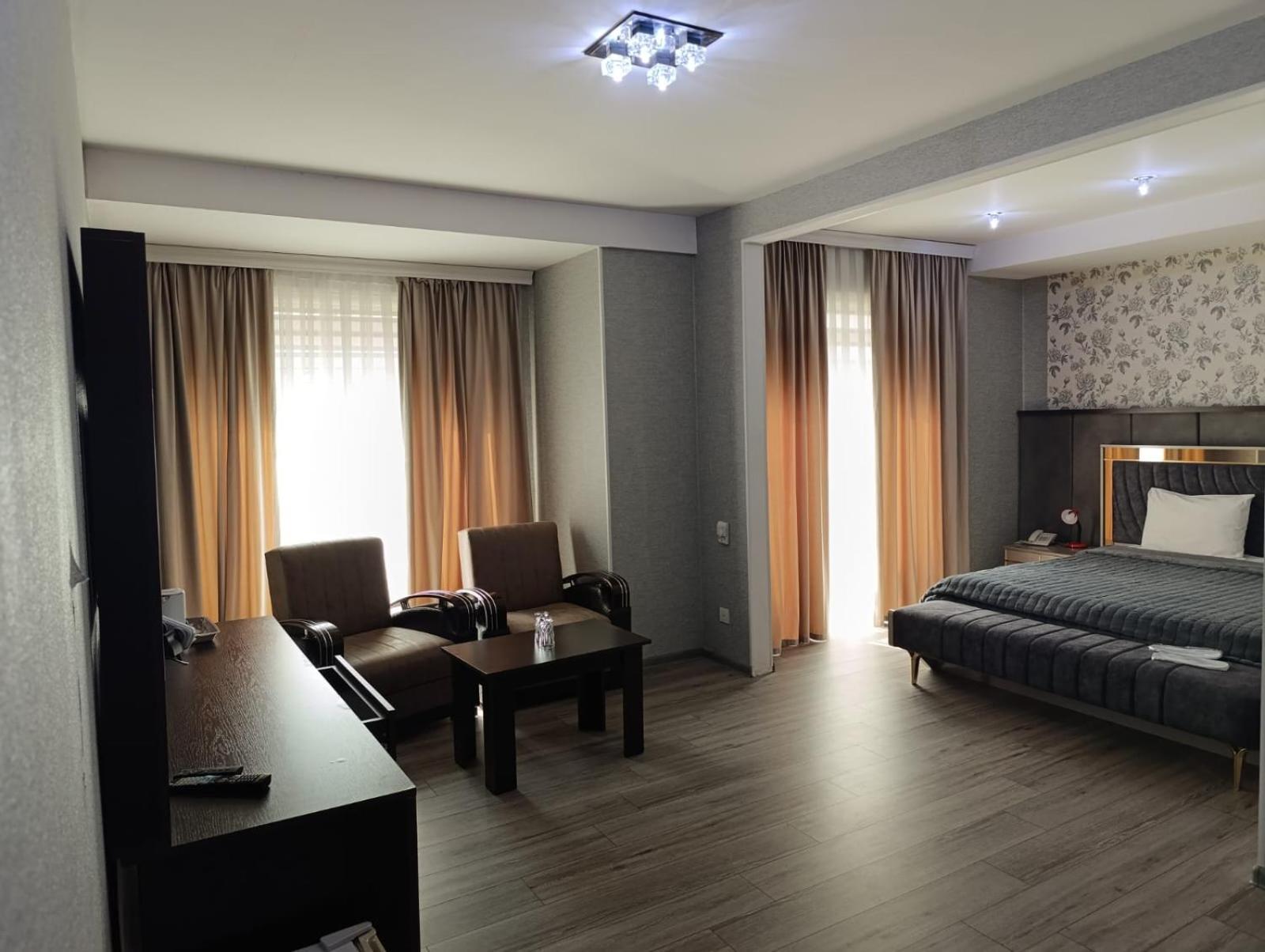 AEF Hotel Bakoe Buitenkant foto